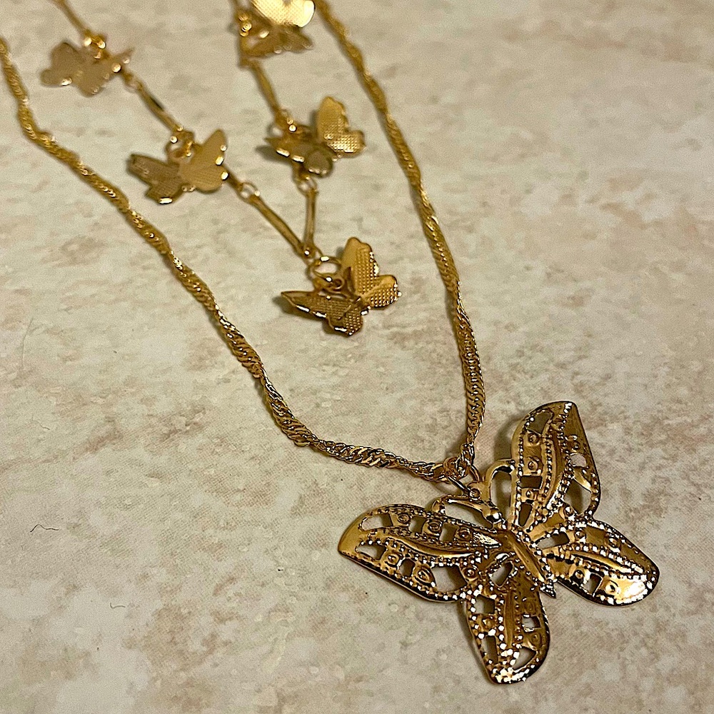 NWT Multilayer Pendant Butterfly Necklace gold - Picture 3 of 4